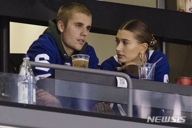 [토론토=AP/뉴시스] 캐나다 출신의 세계적인 가수 저스틴 비버(25)는 8일(현지시간) 인스타그램을 통해 라임병과 싸우고 있다고 말했다. 라임병은 제2의 에이즈(AIDS)로 불리는 세균성 감염증이다. 진드기가 옮기는 '보렐리아균'이 신체에 번지며 여러 기관에 병을 일으킨다. 사진은 2018년 토론토에서 아내 헤일리 볼드윈과 아이스하키를 관람 중인 비버의 모습. 2020.1.9.