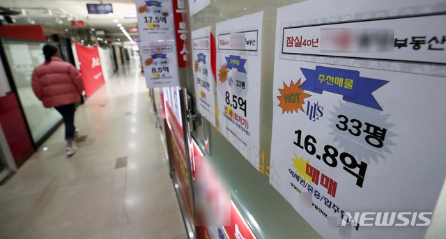 【서울=뉴시스】고범준 기자 = 강남3구(강남·서초·송파)의 아파트값 하락세가 지속되고 있는 25일 서울 송파구의 부동산 밀집 지역에 전세 및 월세 매물을 알리는 안내문이 붙어 있다.&nbsp; 지난 23일 부동산114에 따르면 11월 셋째주 서울의 아파트값은 0.03% 하락, 그 중 송파(-0.14%), 강남(-0.10%), 서초(-0.2%)의 아파트값 상승률은 마이너스로 전환했다 밝혔다. 2018.11.25.&nbsp; bjko@newsis.com