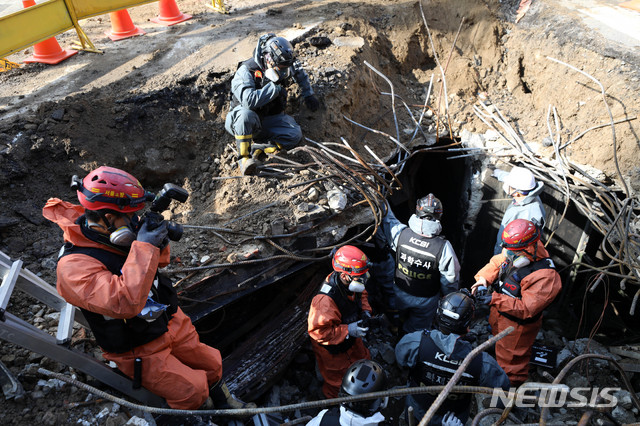 【서울=뉴시스】김선웅 기자 = 25일 서울 마포구 KT아현지사에서 소방당국이 화재 감식을 진행하고 있다. 2018.11.25.&nbsp; mangusta@newsis.com