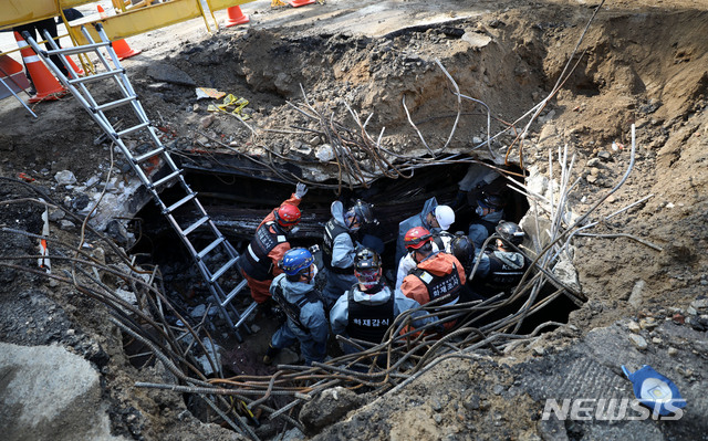 【서울=뉴시스】김선웅 기자 = 지난 25일 서울 마포구 KT아현지사에서 소방당국이 화재 감식을 진행하고 있다. 2018.11.25. mangusta@newsis.com