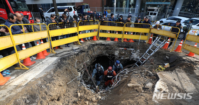 【서울=뉴시스】김선웅 기자 = 25일 서울 마포구 KT아현지사에서 소방당국이 화재 감식을 진행하고 있다. 2018.11.25. mangusta@newsis.com