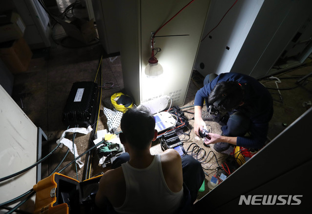 【서울=뉴시스】김선웅 기자 = 25일 서울 마포구 KT아현지사에서 관계자들이 전날 발생한 화재로 손상된 케이블 복구작업을 하고 있다. 2018.11.25.photo@newsis.com