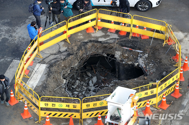 【서울=뉴시스】김선웅 기자 = 지난해 11월25일 서울 마포구 KT아현지사에서 관계자들이 전날 발생한 화재로 손상된 케이블 복구작업을 하고 있다. 2018.11.25.photo@newsis.com