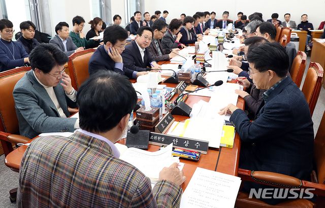 【서울=뉴시스】이종철 기자 = 25일 서울 여의도 국회에서 열린 예산결산특별위원회 예산안등조정소위원회 회의에 참석한 안상수 위원장과 여,야 의원들이 심각한 표정을 하고 있다. 2018.11.25.jc4321@newsis.com
