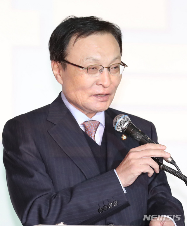 【서울=뉴시스】이영환 기자 = 더불어민주당 이해찬 대표가 25일 오후 서울 동작구 서울여성플라자에서 열린 '더불어민주당의 미래를 생각하는 당원토론회 중구난방'에 참석해 인사말을 하고 있다. 2018.11.25. 20hwan@newsis.com