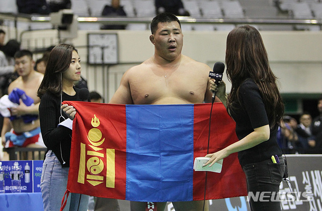 25일 경북 안동시 안동체육관에서 열린 'IBK기업은행 2018 천하장사씨름대축제'에서 세계특별장사에 오른 한까이(몽골)