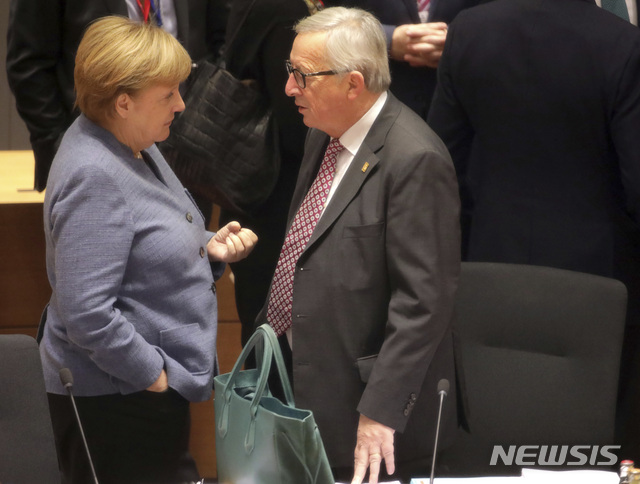 25일 오전브레시트에 관한 특별 EU 정상회의에서 메르켈 독일 총리와 융커 EU 집행위원장이 말하고 있다.&nbsp; AP 