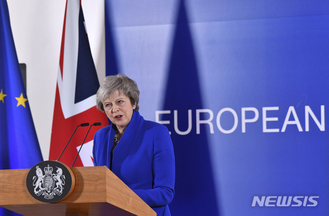 메이 영국 총리가 브뤼셀에서 EU 정상회의의 합의안 승인후 기자회견하고 있다&nbsp; AP