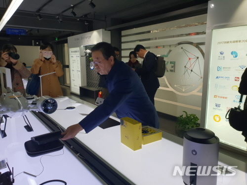 【베이징(중국)=뉴시스】윤슬기 기자 = 박원순 서울시장이 26일 오전 9시30분 중관촌 창업거리에 방문했다. 2018.11.26. yoonseul@newsis.com 