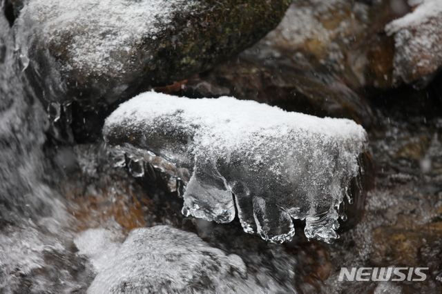 【태백=뉴시스】김태식 기자 = 겨울을 알리는 태백산 고드름.(자료 사진)2018.11.26. newsenv＠newsis.com