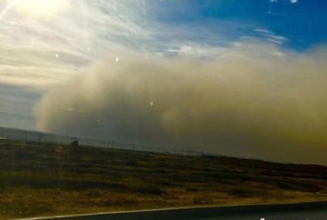 【서울=뉴시스】중국 서북부 지역에 올 겨울 들어 첫 황사가 발생한 가운데 25일 오후 간쑤(甘肅)성에서는 한때 100m 높이 모래폭풍벽까지 형성된 것으로 전해졌다. 사진은 거대한 모래폭풍벽의 모습. <사진출처: 중신통신> 2018.11.26