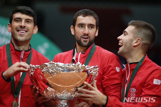 【릴=AP/뉴시스】 크로아티아가 남자 테니스 국가대항전인 데이비스컵에서 우승한 뒤 마린 칠리치(사진 가운데)와 보르나 초리치(사진 오른쪽), 프랑코 스쿠고르가 트로피를 들고 기뻐하고 있다.