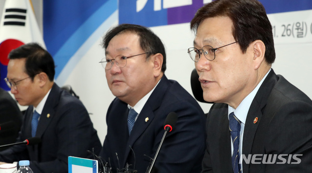 【서울=뉴시스】박영태 기자 = 26일 오전 서울 영등포구 여의도 국회 의원회관에서 열린 카드수수료 개편방안 당정협의에서 최종구 금융위원장이 발언하고 있다. 2018.11.26.since1999@newsis.com