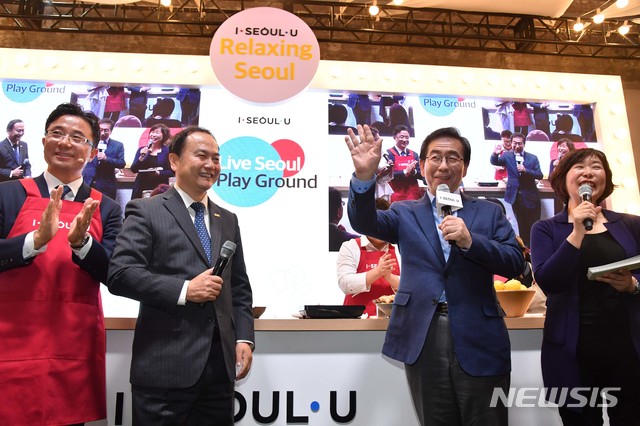 【서울=뉴시스】 박원순 서울시장이 25일(현지시각) 중국 베이징시 ‘798 예술구’에서 열린 서울쿠킹쇼에 참석, 손인사를 하고 있다. 2018.11.26. (사진=서울시 제공)&nbsp; photo@newsis.com