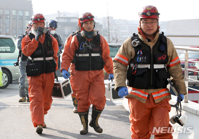 【서울=뉴시스】김선웅 기자 = 26일 오전 서울 서대문구 충정로 KT아현지사에서 소방당국이 합동갑식을 하기 위해 분주하게 움직이고 있다. 2018.11.26.mangusta@newsis.com