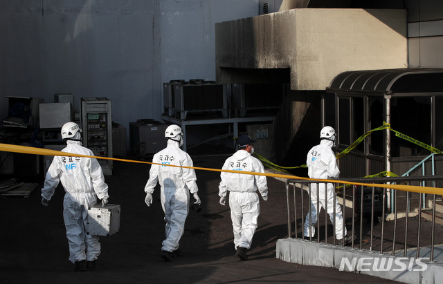 【서울=뉴시스】김선웅 기자 = 26일 오전 서울 서대문구 충정로 KT아현지사에서 국과수 등 관계당국이 합동갑식을 하기 위해 분주하게 움직이고 있다. 2018.11.26.mangusta@newsis.com