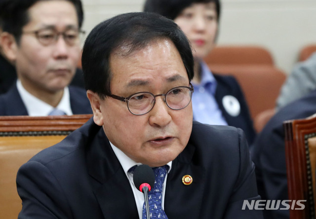 【서울=뉴시스】홍효식 기자 = 유영민 과학기술정보통신부 장관이 26일 오전 서울 여의도 국회 과학기술정보방송통신위원회 회의실에서 열린 전체회의에 출석해 의원들 질의에 답하고 있다. 2018.11.26. yesphoto@newsis.com