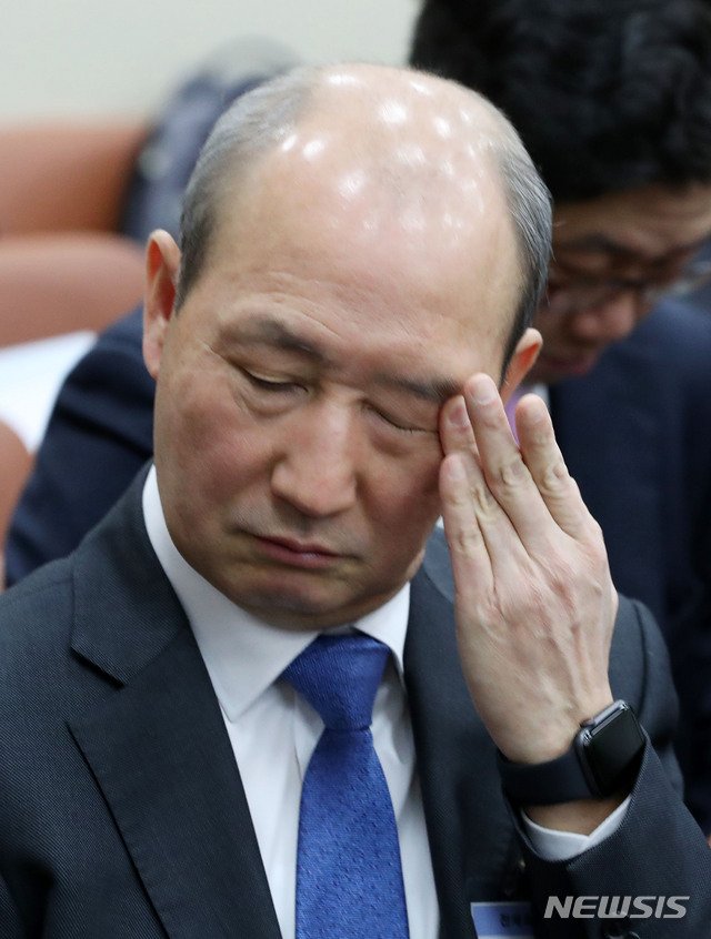 【서울=뉴시스】홍효식 기자 = 오성목 KT 네트워크부문 사장이 26일 오전 서울 여의도 국회 과학기술정보방송통신위원회 회의실에서 열린 전체회의에 출석해 얼굴을 만지고 있다. 2018.11.26. yesphoto@newsis.com