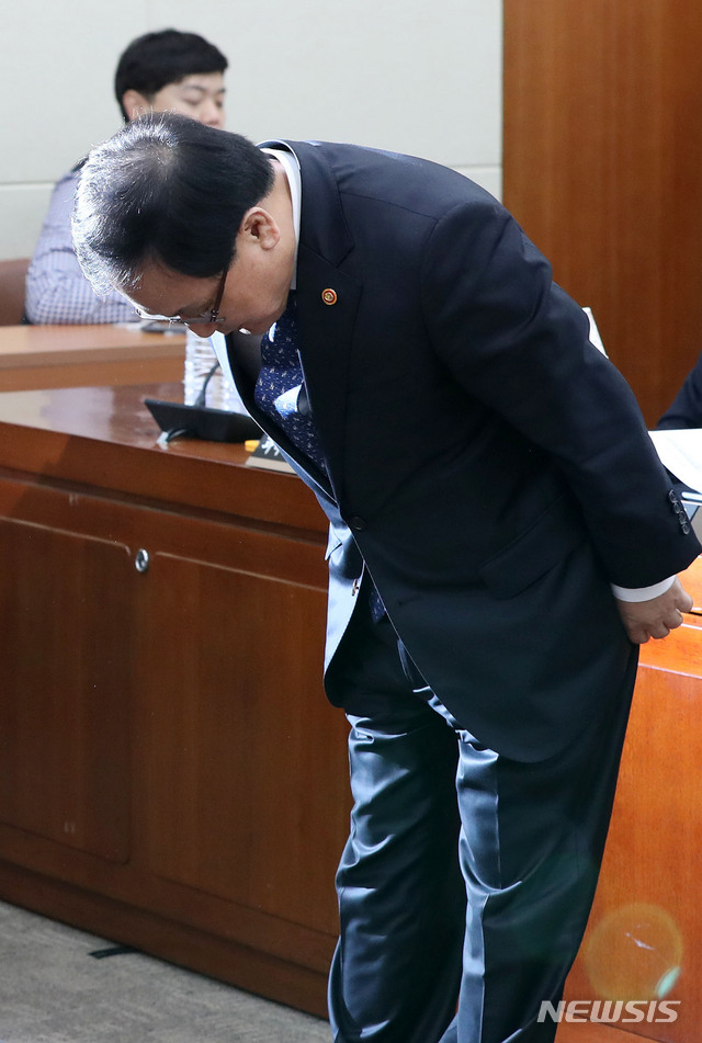 【서울=뉴시스】홍효식 기자 = 유영민 과학기술정보통신부 장관이 26일 오전 서울 여의도 국회 과학기술정보방송통신위원회 회의실에서 열린 전체회의에 KT 통신구 화재 관련 보고에 앞서 인사하고 있다. 2018.11.26. yesphoto@newsis.com