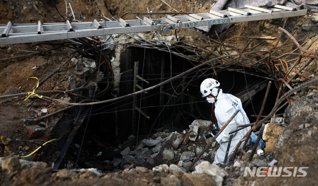 【서울=뉴시스】김선웅 기자 =지난달 26일 서울 서대문구 KT아현지사에서 국과수 등 관계당국이 2차 정밀 합동감식을 진행하고 있다. 2018.11.26.mangusta@newsis.com