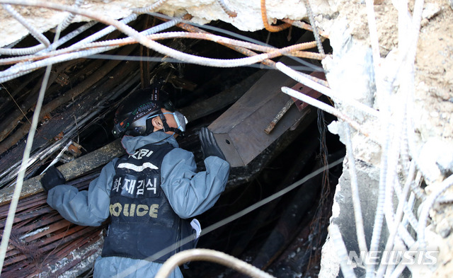 【서울=뉴시스】김선웅 기자 = 26일 서울 서대문구 KT아현지사에서 국과수, 경찰 과학수사대 등 관계당국이 2차 정밀 합동감식을 진행하고 있다. 2018.11.26.mangusta@newsis.com