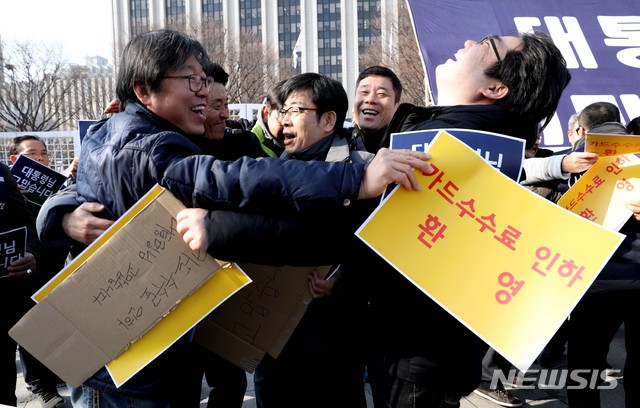 【서울=뉴시스】박진희 기자 = 지난해 11월 26일 오전 정부서울청사 앞 한국중소상인자영업자총연합회 농성장에서 '정부의 카드수수료 인하 방안 환영 기자회견'을 마친 중소상인과 자영업자들이 기뻐하고 있다. 2018.11.26.  pak7130@newsis.com