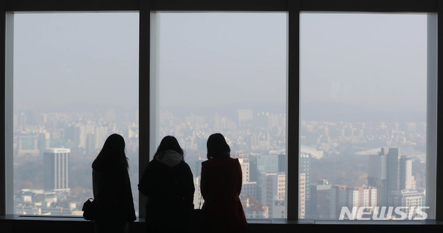 【서울=뉴시스】추상철 기자 = 미세먼지 농도가 '한때 나쁨', 초미세먼지 농도는 '나쁨' 단계를 보인 26일 오전 서울 송파구 롯데월드타워에서 바라본 도심이 뿌옇게 보이고 있다. 2018.11.26.&nbsp; scchoo@newsis.com 