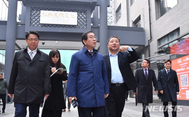【서울=뉴시스】 중국을 방문중인 박원순 서울시장이 26일 베이징 중관촌 내 창업의 길을 관계자들과 함께 걷고 있다. 2018.11.26. (사진=서울시 제공)&nbsp; photo@newsis.com
