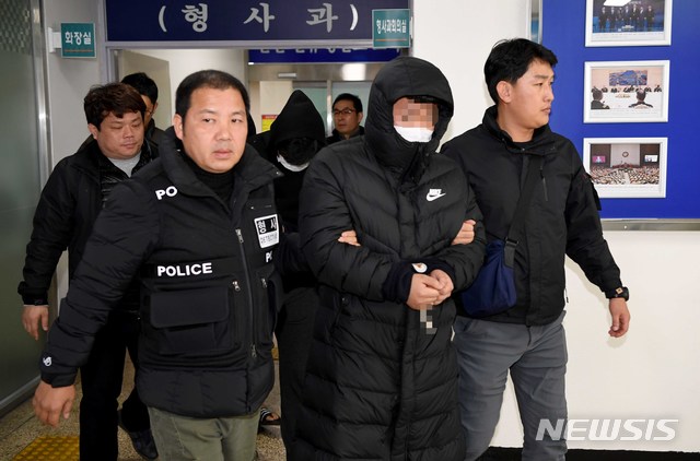 【광주=뉴시스】신대희 기자 = 다른 폭력조직원을 감금·폭행·협박한 혐의를 받고 있는 수도권 지역 폭력조직원들이 11월26일 광주 북부경찰서에서 경찰의 삼엄한 경계 속에 호송차량으로 이동하고 있다. 이들은 이날 오후 광주지법에서 구속 전 피의자심문(영장실질심사)을 받는다. 2018.11.26. sdhdream@newsis.com