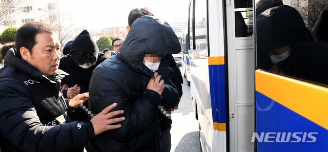 【광주=뉴시스】신대희 기자 = 다른 폭력조직원을 감금·폭행·협박한 혐의를 받고 있는 수도권 지역 폭력조직원들이 지난해 11월26일 광주 북부경찰서에서 경찰의 삼엄한 경계 속에 호송차량에 오르고 있다. 2019.01.15. sdhdream@newsis.com (사진 = 뉴시스 DB)