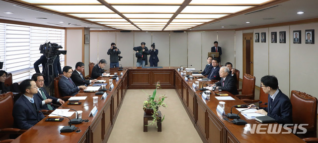 【서울=뉴시스】김선웅 기자 = 26일 서울 마포구 경총회관에서 열린 법무부-한국경영자총협회 기업지배구조 관련 상법개정안 정책 간담회에서 손경식 경총 회장이 모두발언을 하고 있다. 2018.11.26.mangusta@newsis.com