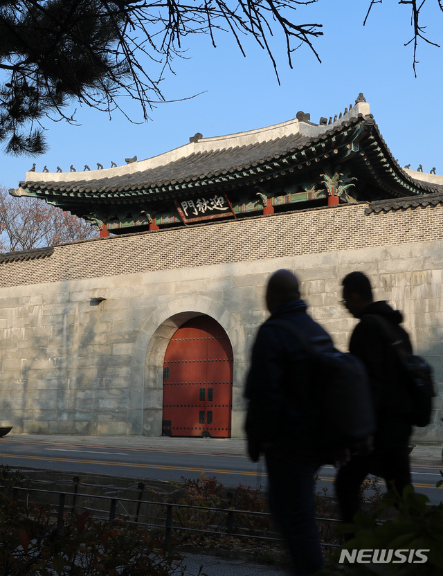 【서울=뉴시스】이영환 기자 = 문화재청 경복궁관리소가 43년만에 경복궁의 서문인 영추문(迎秋門)의 개방을 밝힌 26일 오후 서울 종로구 경복궁 영추문(迎秋門)이 보이고 있다.경복궁관리소는 경복궁과 서촌 지역 방문 관람객의 편의를 높이고 지역 경제 활성화를 위해 오는 12월 6일부터 영추문(迎秋門)을 개방한다고 밝혔다. 2018.11.26. 20hwan@newsis.com