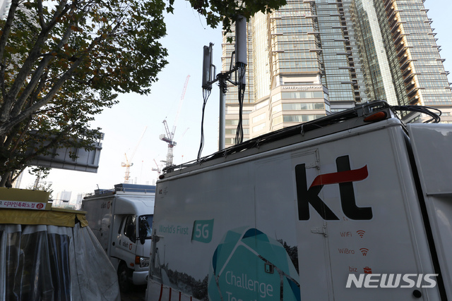 【서울=뉴시스】고승민 기자 = KT 아현지사 화재 복구 작업이 한창인 26일 오후 서울 공덕오거리 도로 한켠에 KT 이동기지국 차량이 업무지원을 하고 있다.&nbsp; KT는 이날 오전 11시 기준 서울 서북부 일대 지역의 통신 장애 복구율이 무선 84%, 인터넷 회선 98% 완료됐다고 밝혔다. 2018.11.26. kkssmm99@newsis.com