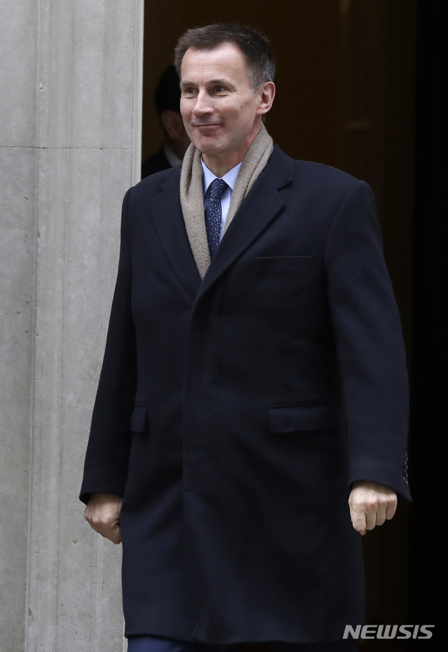 【런던=AP/뉴시스】 영국의 제러미 헌트 외무장관이 26일 각료회의를 마치고 총리 관저를 나서고있다. 2018. 11. 26. 