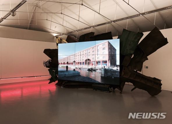 【서울=뉴시스】 이례적 산책 I, 2018, 싱글채널 비디오, HD 필름, 10분 40초, 고철 조각Anomaly Strolls I. 2018. Single channel HD film. 10min 40sec. Metal scrap sculpture. 국립현대미술관 제공.
