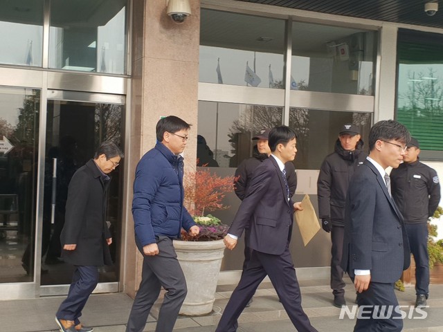 【수원=뉴시스】김경호 기자= ‘혜경궁 김씨(@08__hkkim)’ 사건을 수사 중인 검찰 수사관 4명이 27일 오후 12시5분께 이재명 경기도지사의 집무실을 압수수색 한 뒤 경기도청 신관에서 나오고 있다.&nbsp; 