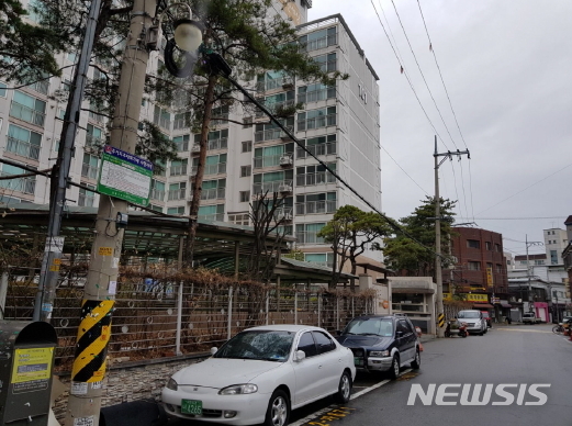 【서울=뉴시스】김가윤 기자 = 서울 강동구 천호동 333-55 천호e-편한세상 101동 7층 701호가 경매에 나왔다. 2005년 10월 준공한 2개동 150가구 단지로 물건은 13층 건물 중 7층이다. 전용면적은 85㎡, 방 3개 욕실 2개 계단식 구조다. 2018.11.28 (제공=지지옥션) yoon@newsis.com