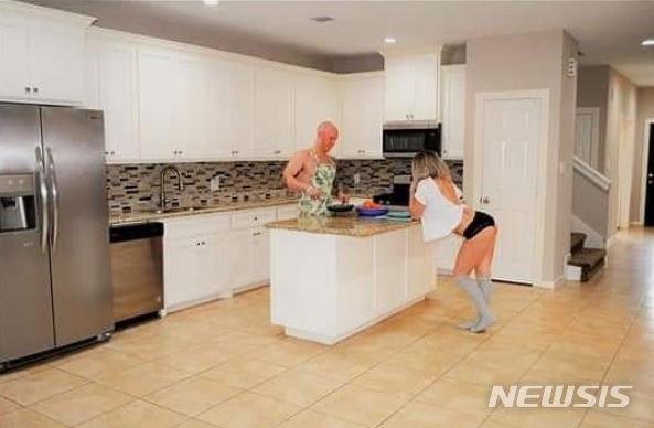 【로스앤젤레스=뉴시스】 미국 텍사스주 휴스턴의 부동산 중개업자 크리스틴 길드니지가 휴스턴 부동산중개인협회 사이트의 매물 코너에 올렸던 주택 내부 사진. 부엌 공간과 거실 일부를 보여주는 이 사진에는 음식을 카운터 앞에 내놓는 남자와 그 모습을 턱을 괴고 바라보는 여성이 속살을 드러내 보이고 있다. <사진출처=크리스틴 길드니지 인스타그램> 2018.11.26