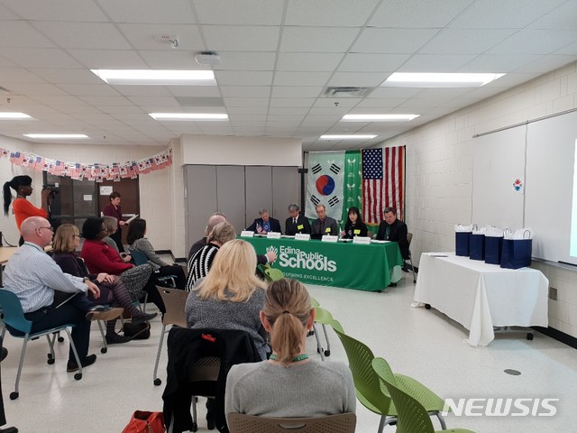 【안동=뉴시스】류상현 기자 = 26일 안동고와 안동여고 관계자들이 미국 이다이나고교에서 국제교류를 위한 MOU를 체결하고 있다. 2018.11.27 (사진=경북교육청 제공)&nbsp; photo@newsis.com&nbsp;&nbsp;&nbsp; 