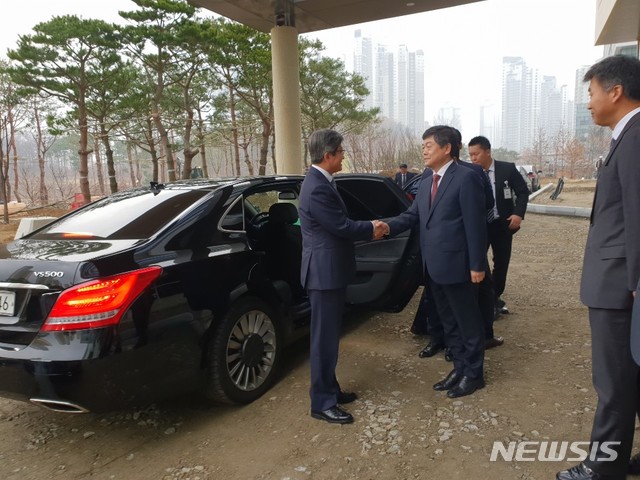 【수원=뉴시스】박다예 기자 = 김명수 대법원장이 27일 오후 3시께 경기 수원시 영통구의 수원고법 신청사 공사 현장을 둘러보기 위해 차량에서 내려 윤준 수원지법원장과 인사를 하고 있다. 2018.11.27pdyes@naver.com