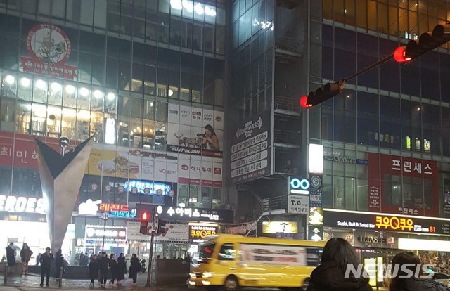 【춘천=뉴시스】박종우 기자 =27일 오후 강원 춘천시 퇴계동 한 건물의 3층 높이 철계단에서 A(15)양이 떨어졌다. 2018.11.27jongwoo425@newsis.com