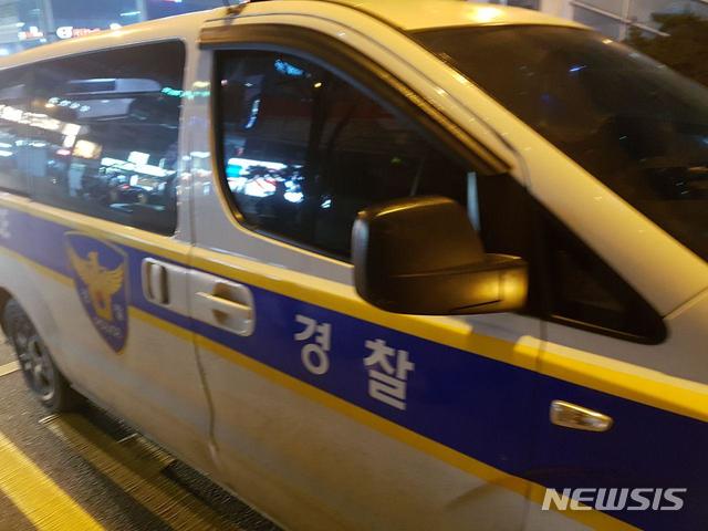 【춘천=뉴시스】박종우 기자 =27일 오후 강원 춘천시 퇴계동 한 건물의 3층 높이 철계단에서 A(15)양이&nbsp; 떨어져 경찰이 출동했다. 2018.11.27 jongwoo425@newsis.com