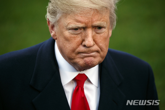 【워싱턴=AP/뉴시스】도널드 트럼프 미 대통령이 26일(현지시간) 백악관 사우스론에서 미시시피주에서 열리는 집회 참석을 위해 전용 헬리콥터에 오르기 전 기자들과 이야기하고 있다. 26일 발표된 갤럽의 최신 여론조사 결과 도널드 트럼프 대통령의 직무 수행을 지지하지 않는다는 응답이 전주보다 7%포인트 증가한 60%로 종전 최고기록과 동률을 이뤘다. 반면 지지한다는 응답은 38%로 5%포인트 떨어졌다. 종전 최저기록은 35%였다. 2018.11.27 