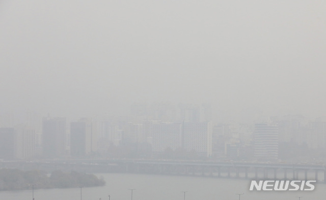 【서울=뉴시스】이종철 기자  = 기상청이 27일 평년보다 포근한 기온을 보이지만, 미세먼지와 중국발 스모그 유입으로 대기 질이 나쁨을 보이겠다고 예보한 가운데 27일 오전 서울 여의도 국회에서 바라본 서울 도심이 뿌옇게 보이고 있다. 2018.11.27.jc4321@newsis.com