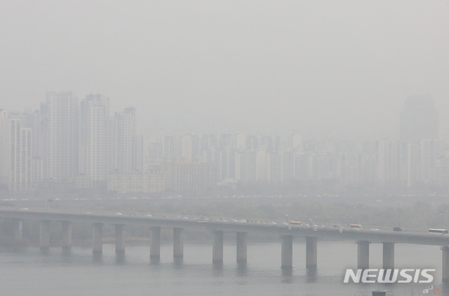 【서울=뉴시스】이종철 기자  = 기상청이 27일 평년보다 포근한 기온을 보이지만, 미세먼지와 중국발 스모그 유입으로 대기 질이 나쁨을 보이겠다고 예보한 가운데 27일 오전 서울 여의도 국회에서 바라본 서울 도심이 뿌옇게 보이고 있다. 2018.11.27.jc4321@newsis.com