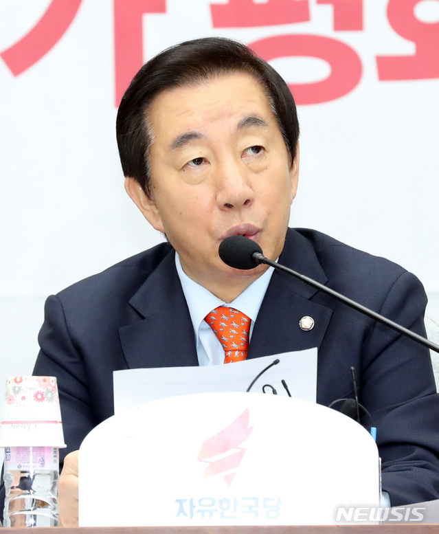 【서울=뉴시스】박영태 기자 = 27일 오전 서울 영등포구 여의도 국회에서 열린 자유한국당 원내대책회의에서 김성태 원내대표가 발언하고 있다. 2018.11.27.since1999@newsis.com