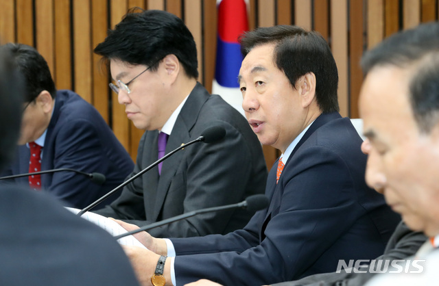 【서울=뉴시스】박영태 기자 = 27일 오전 서울 영등포구 여의도 국회에서 열린 자유한국당 원내대책회의에서 김성태 원내대표가 발언하고 있다. 2018.11.27.since1999@newsis.com