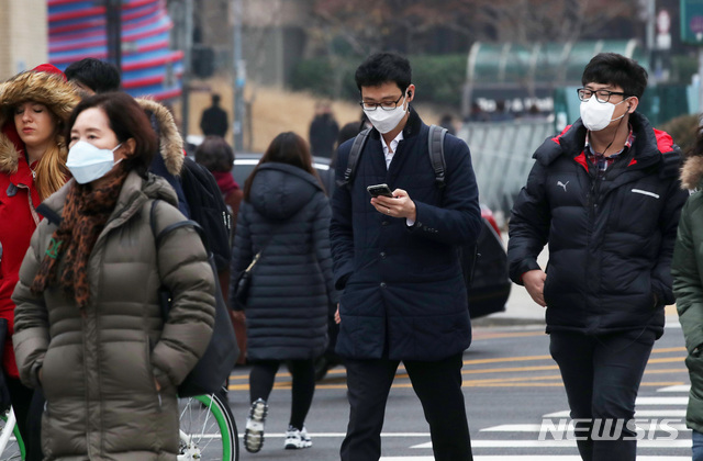 【서울=뉴시스】김진아 기자 = 전국 대부분 지역에 미세먼지 농도가 '나쁨' 수준을 보이고 있는 27일 오전 서울 종로구 광화문네거리에서 마스크를 착용한 시민이 발걸음을 재촉하고 있다. 2018.11.27.  bluesoda@newsis.com