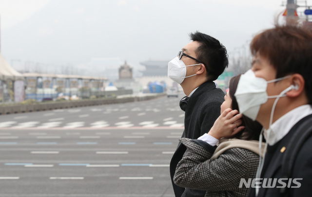 【서울=뉴시스】김진아 기자 = 전국 대부분 지역에 미세먼지 농도가 '나쁨' 수준을 보이고 있는 27일 오전 서울 종로구 광화문네거리에서 마스크를 착용한 시민이 발걸음을 재촉하고 있다. 2018.11.27. bluesoda@newsis.com