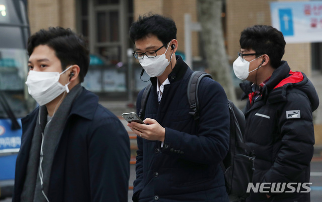 【서울=뉴시스】김진아 기자 = 전국 대부분 지역에 미세먼지 농도가 '나쁨' 수준을 보이고 있는 27일 오전 서울 종로구 광화문네거리에서 마스크를 착용한 시민이 발걸음을 재촉하고 있다. 2018.11.27.  bluesoda@newsis.com